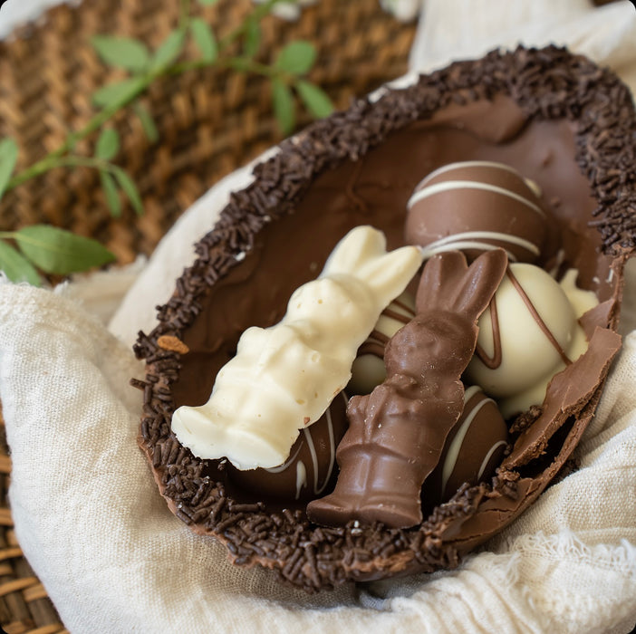 Pascua: Medio Huevo Relleno De Pasta De Avellanas Crocante + 5 Bombones + 2 Conejos
